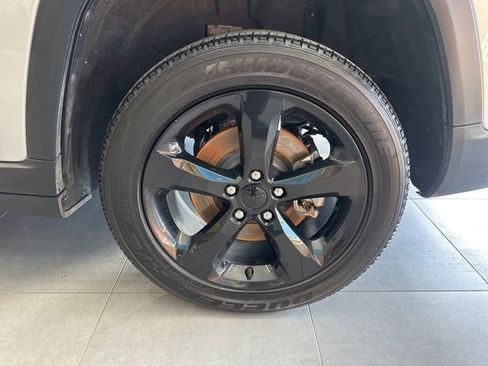 Used 2023 Jeep Grand Cherokee L Laredo image 15