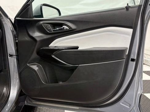 Used 2025 Chevrolet Trax LT w/ LT Convenience Package image 22