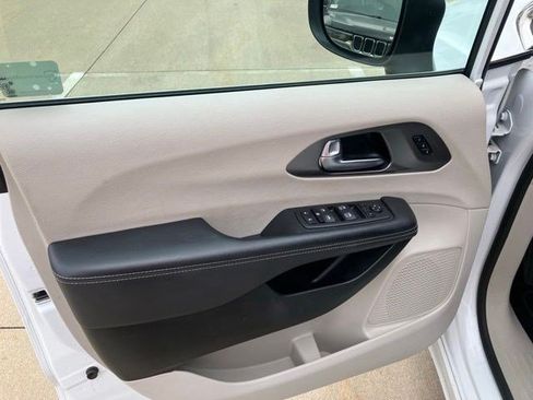 Certified 2023 Chrysler Pacifica Touring-L FWD image 9