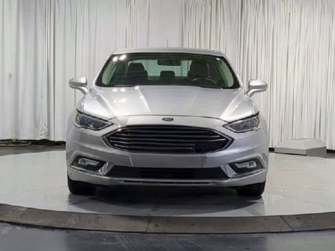 Used 2017 Ford Fusion SE w/ Fusion SE Technology Package image 4