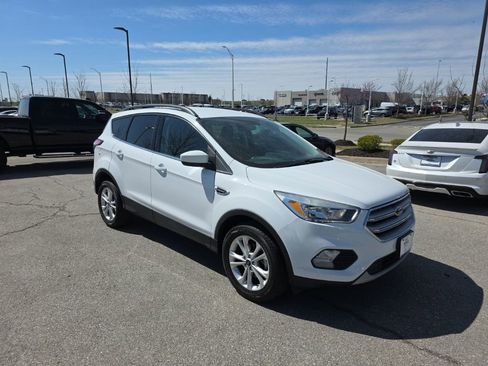 Used 2018 Ford Escape SE FWD image 3