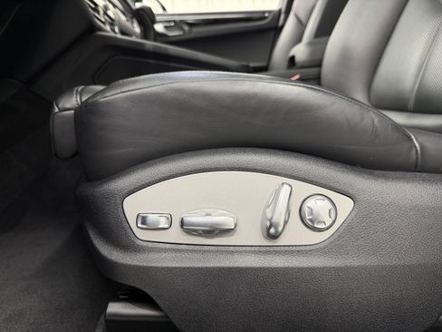 Certified 2025 Porsche Macan image 32