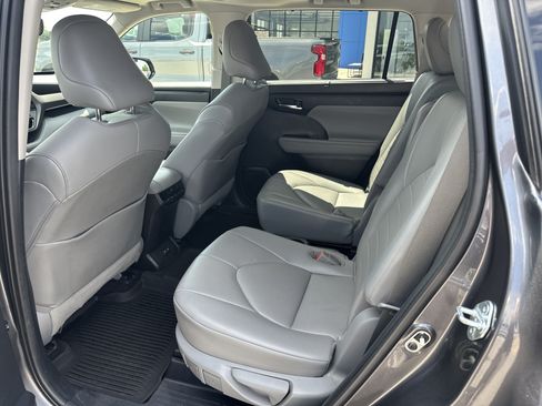 Used 2021 Toyota Highlander XLE AWD/4WD image 31