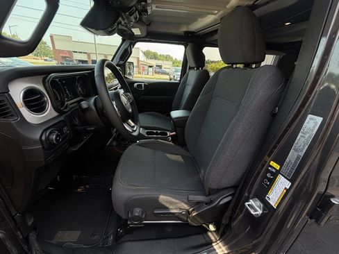 Used 2025 Jeep Wrangler Unlimited Sahara AWD/4WD image 27