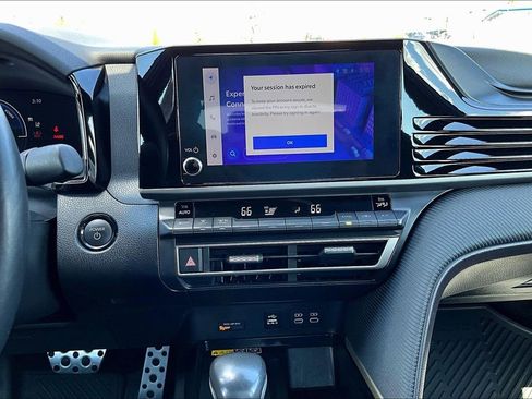 Used 2025 Toyota Camry SE image 31