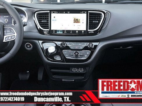 New 2025 Chrysler Voyager LX image 20