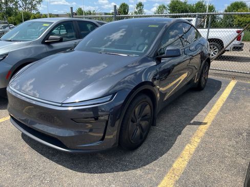 Used 2026 Tesla Model Y 2WD image 2