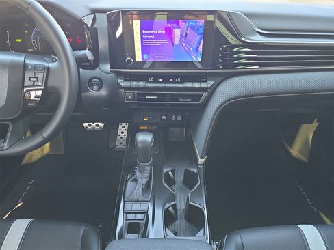 Used 2025 Toyota Camry SE w/ Convenience Package image 10