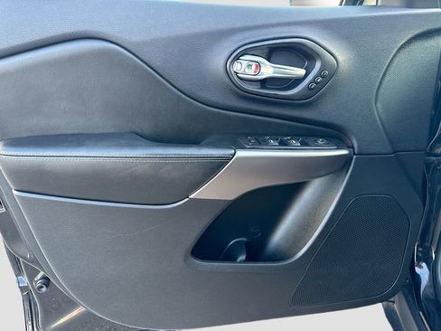 Used 2019 Jeep Cherokee Limited FWD image 22