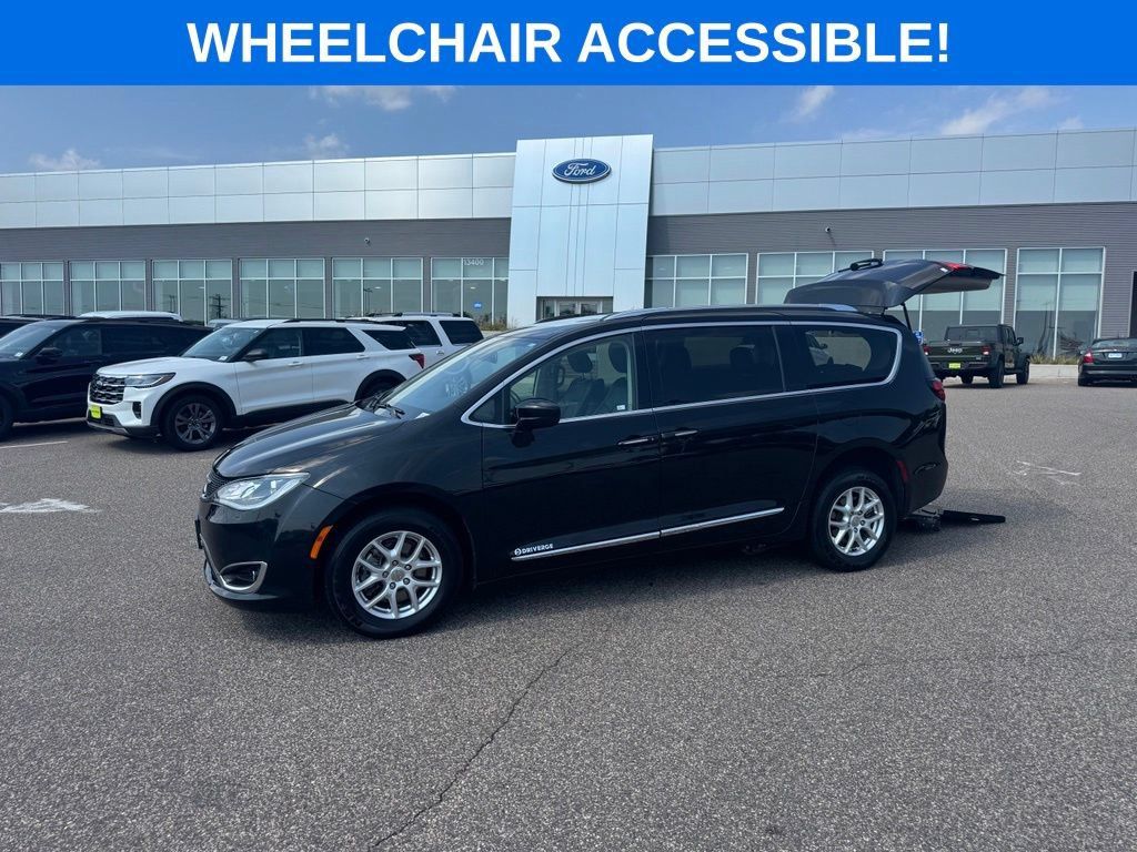 Used 2020 Chrysler Pacifica Touring-L FWD image 1