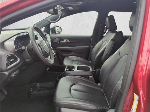 Used 2025 Chrysler Pacifica Select FWD image 17