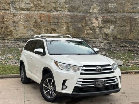 Used 2018 Toyota Highlander XLE image 2