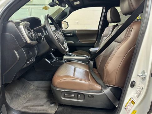 Used 2022 Toyota Tacoma Limited AWD/4WD image 12