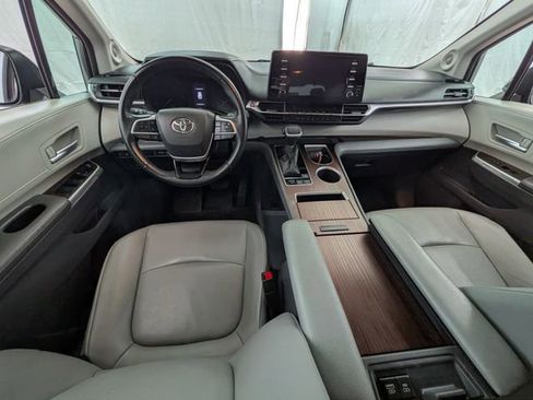 Used 2022 Toyota Sienna XLE w/ XLE Plus Package FWD image 11