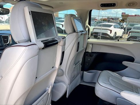 Used 2017 Chrysler Pacifica Limited FWD image 11