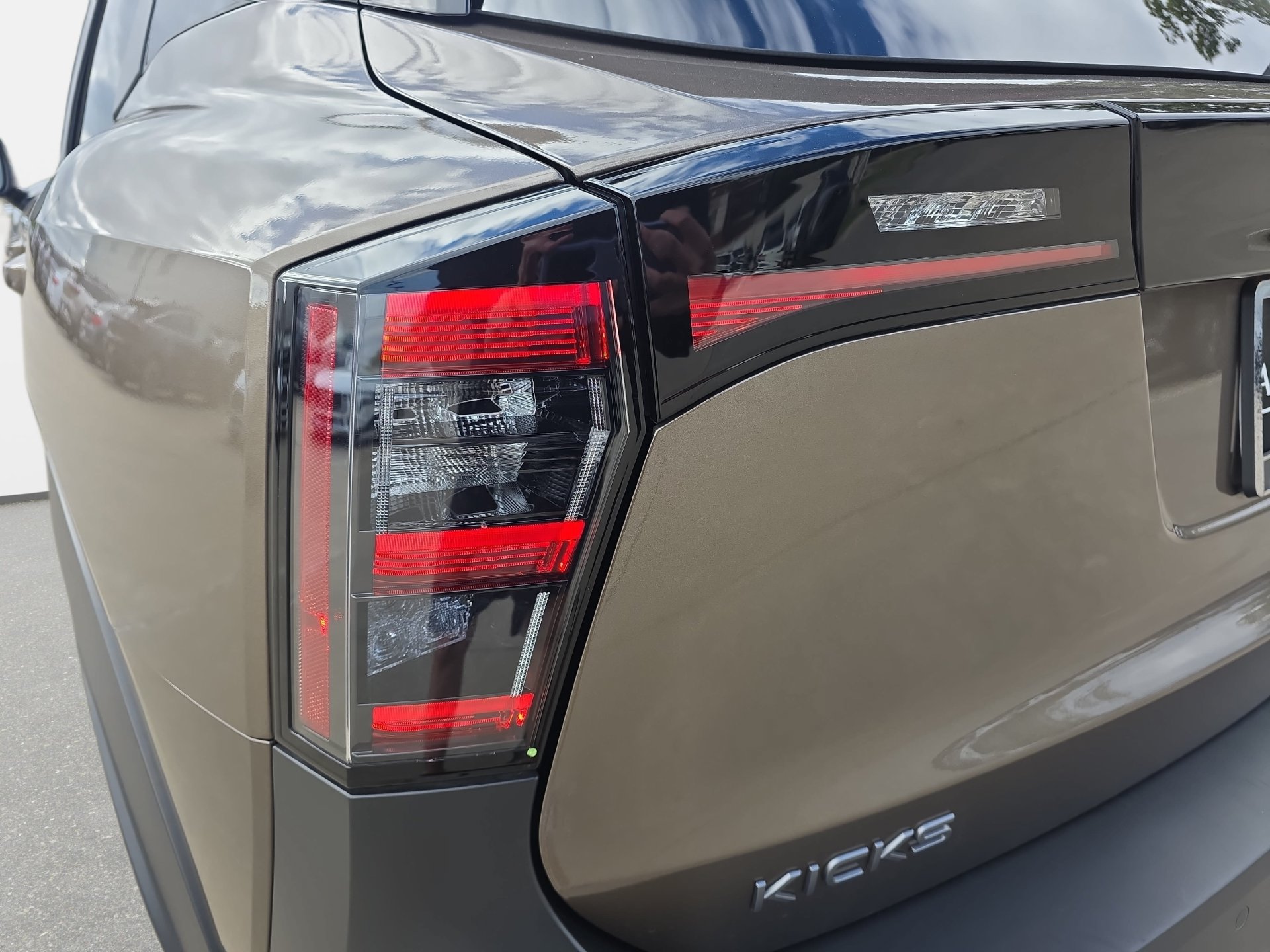 Certified 2025 Nissan Kicks SV FWD image 31