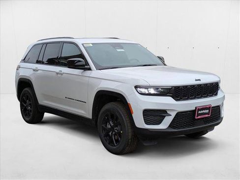 New 2025 Jeep Grand Cherokee Altitude image 7