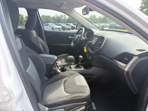 Used 2016 Jeep Cherokee Sport FWD image 26