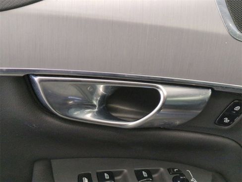 Used 2021 Volvo XC90 T5 Momentum w/ Climate Package image 11