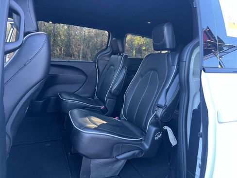 Used 2025 Chrysler Pacifica Limited image 27