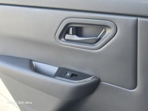 Used 2025 Nissan Rogue S image 18