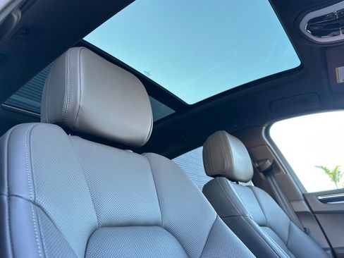 Used 2025 Porsche Macan Base image 17