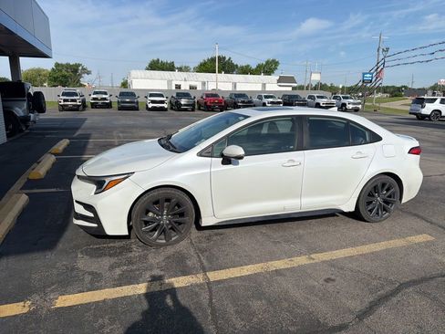 Used 2023 Toyota Corolla SE w/ SE Premium Package FWD image 4