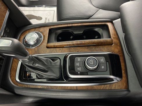 Used 2024 Nissan Armada SL image 25