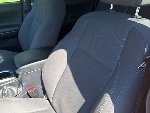 Used 2017 Toyota Tacoma TRD Sport w/ Premium & Technology Package image 10