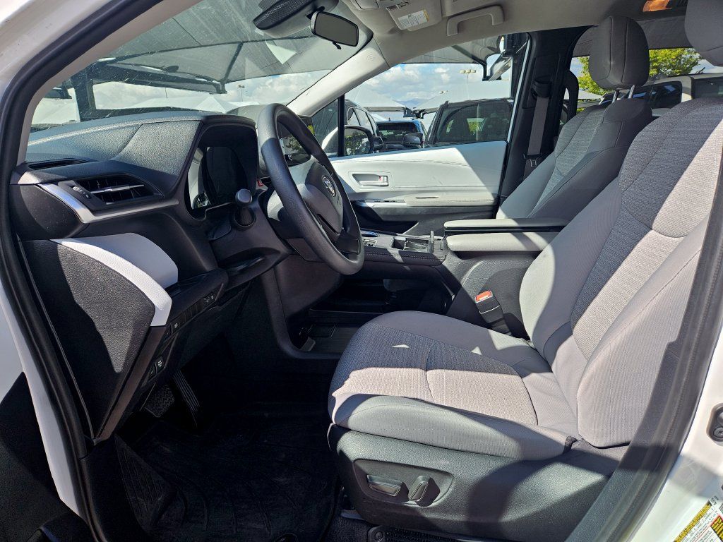 Used 2025 Toyota Sienna LE AWD/4WD image 10