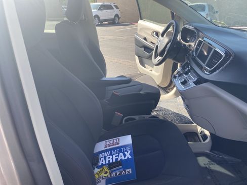 Used 2018 Chrysler Pacifica LX w/ Tire & Wheel Group FWD image 22