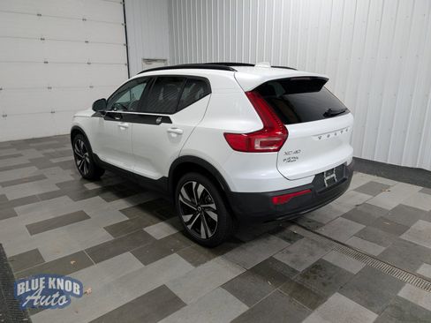 Used 2025 Volvo XC40 B5 Plus image 2
