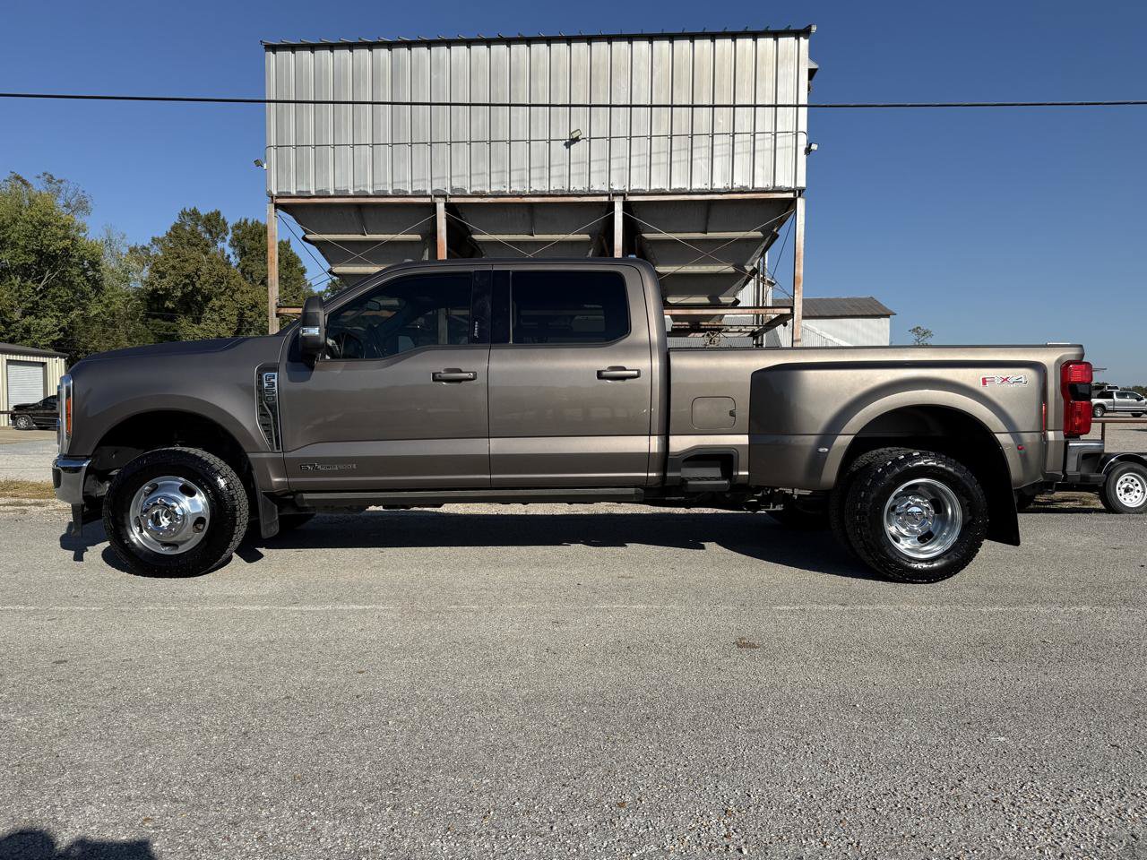 Used 2023 Ford F350 Lariat w/ Lariat Ultimate Package AWD/4WD image 2