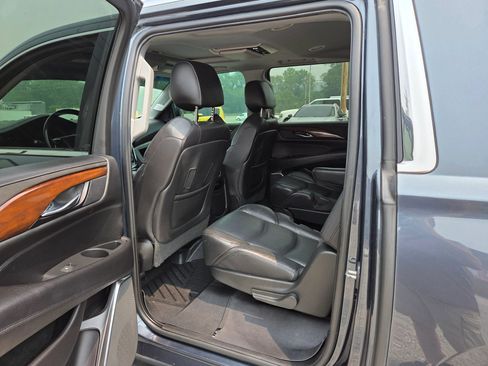 Used 2019 Cadillac Escalade ESV Luxury AWD/4WD image 17