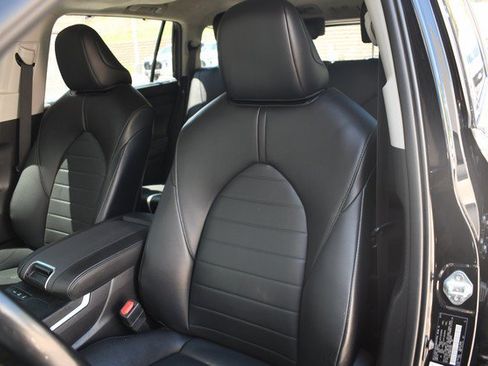 Used 2021 Toyota Highlander XLE AWD/4WD image 17