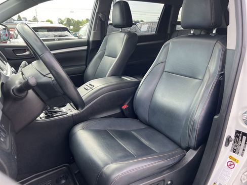 Used 2019 Toyota Highlander XLE AWD/4WD image 18