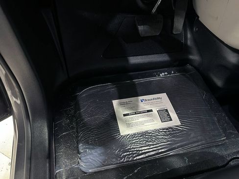 Used 2022 Chrysler Pacifica Touring-L FWD image 23