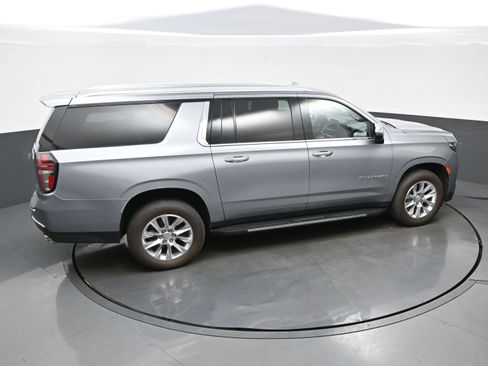 Used 2023 Chevrolet Suburban Premier AWD/4WD image 40