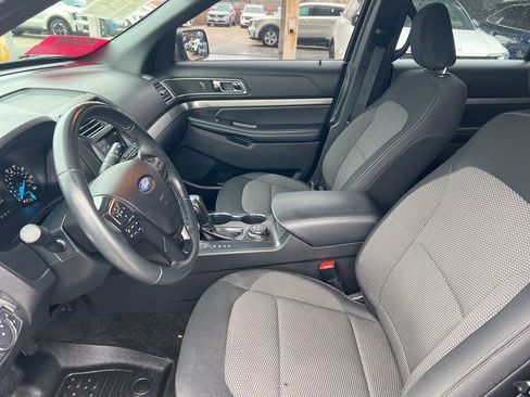 Used 2018 Ford Explorer XLT image 4