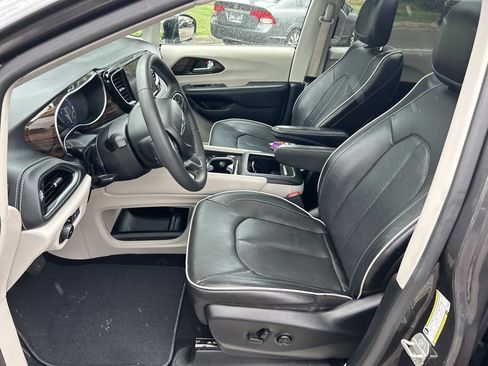 Used 2023 Chrysler Pacifica Limited FWD image 28