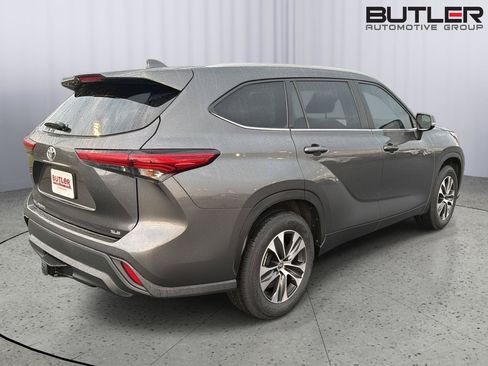 Used 2023 Toyota Highlander XLE FWD image 6