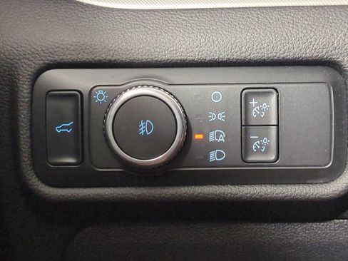 Used 2022 Ford Explorer XLT w/ Equipment Group 202A AWD/4WD image 32