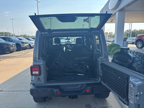 Used 2021 Jeep Wrangler Unlimited Sahara AWD/4WD image 8