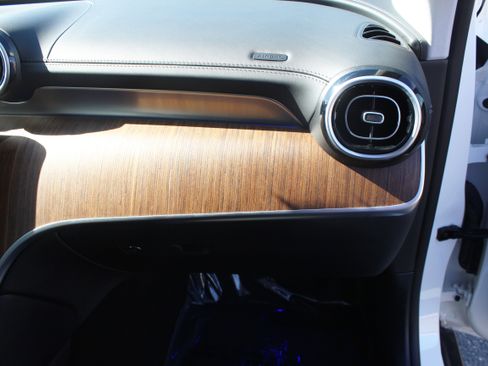 Used 2024 Mercedes-Benz GLC 300 4MATIC image 49