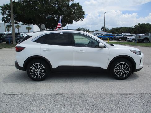 Certified 2023 Ford Escape SE image 8