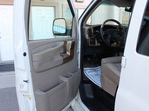 Used 2006 Chevrolet Express 1500 RWD image 20