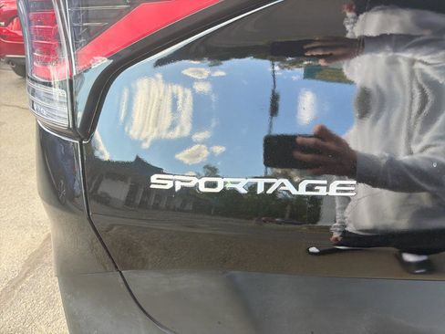 Used 2023 Kia Sportage EX AWD/4WD image 9