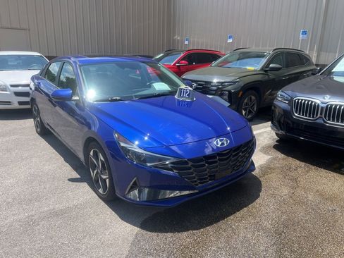 Used 2022 Hyundai Elantra SEL w/ Convenience + Premium Package FWD image 2