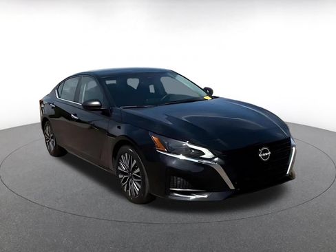 Used 2025 Nissan Altima 2.5 SV FWD image 3