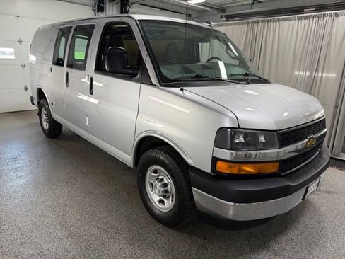 Used 2017 Chevrolet Express 2500 RWD image 3